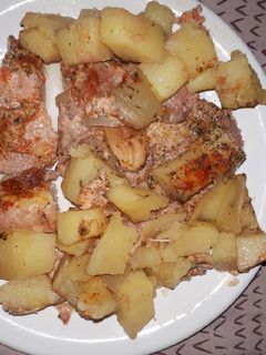 Una foto de Bondiola al horno con papas