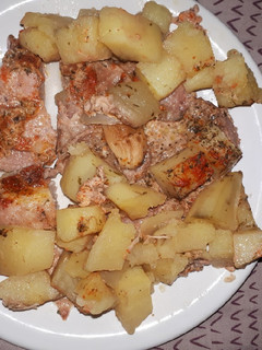 Una foto de Bondiola al horno con papas