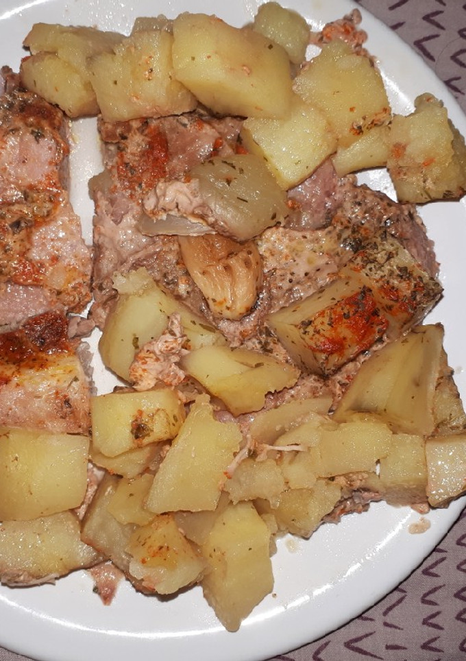 Una foto de Bondiola al horno con papas