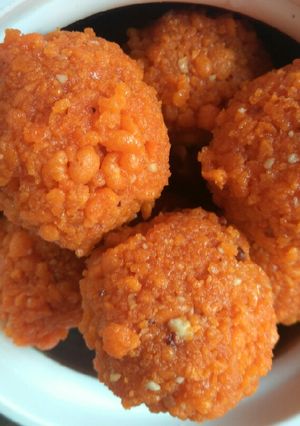 बूंदी लड्डू (bundi ladoo recipe in Hindi) रेसिपी मुख्य फोटो