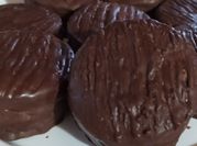 Una foto de alfajor de chocolate con miel