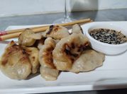 Una foto de dumplings relleno sin carne