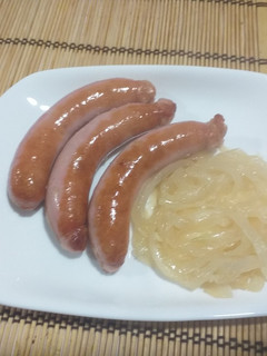 Una foto de Longanizas encebolladas