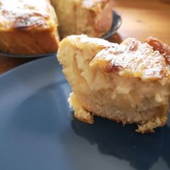 A picture of Applecake (apfelkuschen) with vanilla cream.