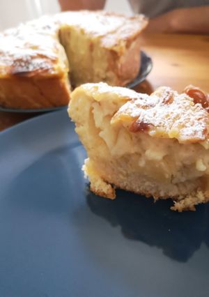 A picture of Applecake (apfelkuschen) with vanilla cream.