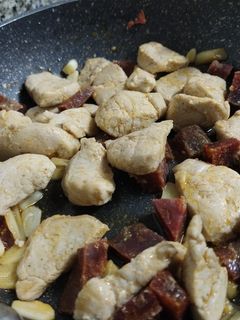 Una foto de 🐷 Solomillo de cerdo al ajillo con chorizo