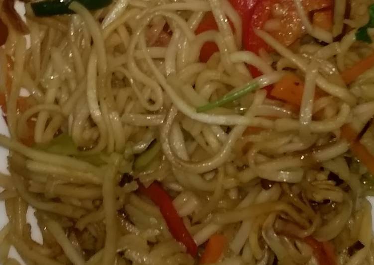 Easiest Way to Prepare Super Quick Homemade Veggie Hakka Noodles / Indo Chinese Veggie Noodles
