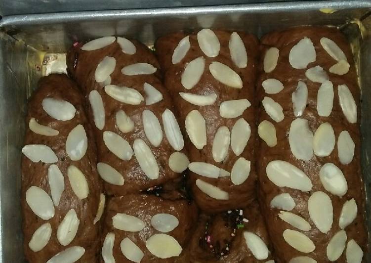 Roti coklat kacang almond