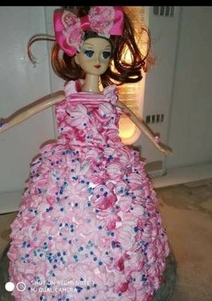 बार्बी डॉल केक (बिना अंडे के) (Barbie doll cake (Bina ande ke) recipe in Hindi) रेसिपी मुख्य फोटो