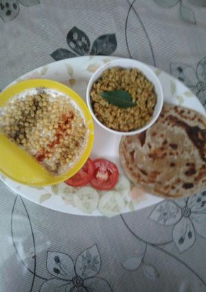 A picture of Dal pakwan.