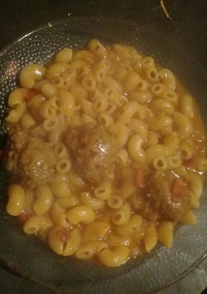 Una foto de Guiso de fideos con albóndigas