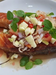 รูปของ ปลาแซลมอนราดน้ำยำ