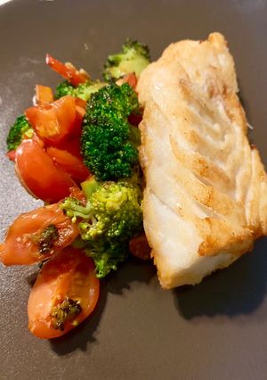 Una foto de Skrei (bacalao negro) con verduras salteadas