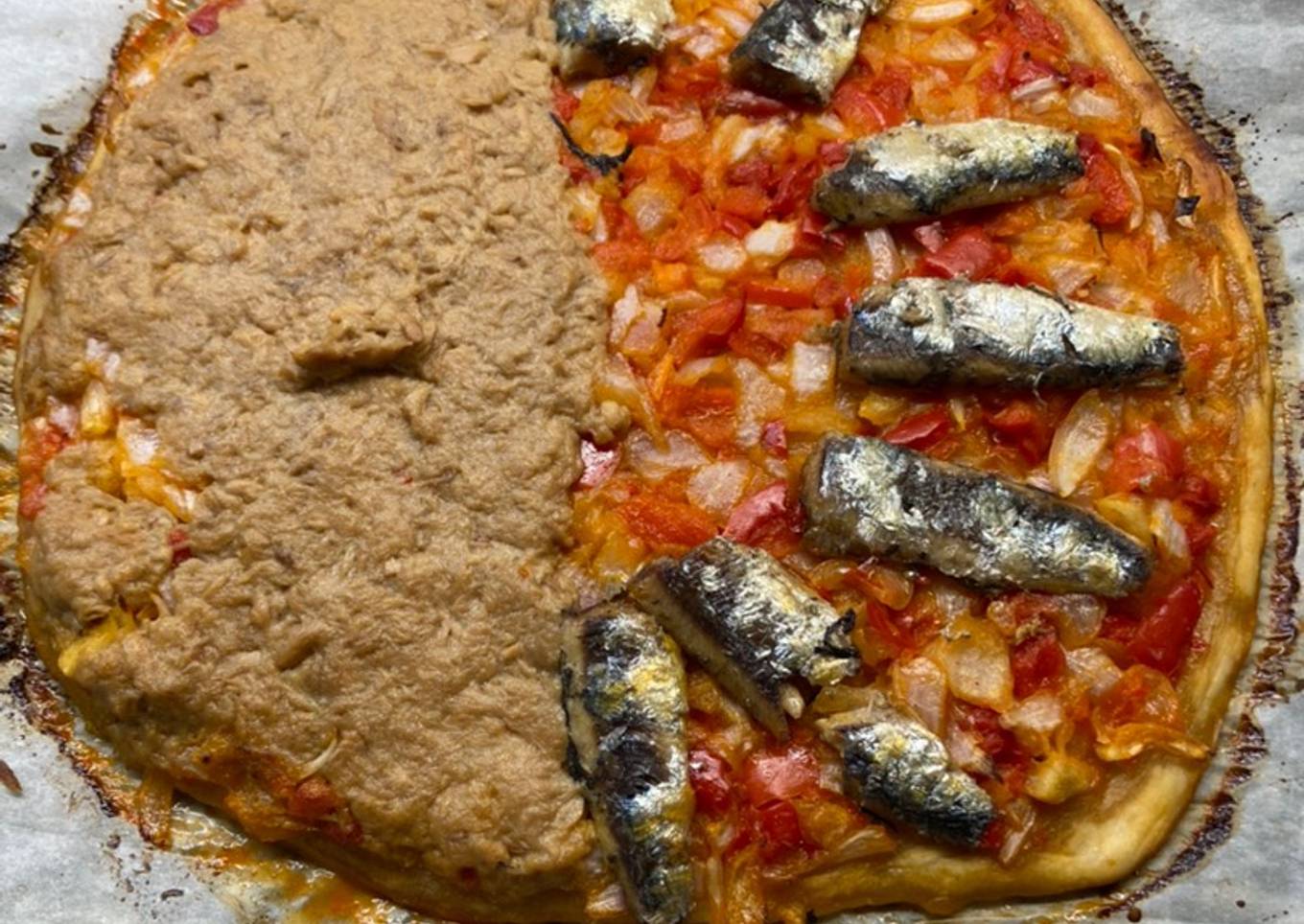 Pizza con atún y sardinas