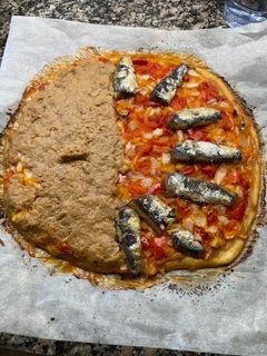 Una foto de Pizza con atún y sardinas