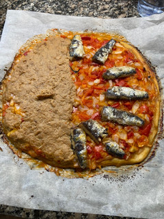 Una foto de Pizza con atún y sardinas