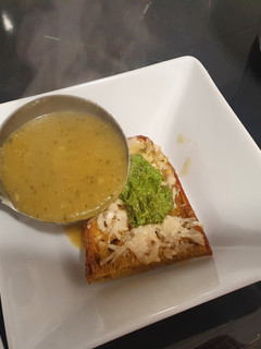 Una foto de Crema de calabacín y cebolleta con pesto y tosta gratinada