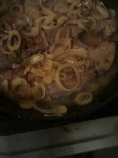 Una foto de Higado encebollado con vinagreta de limón y orégano