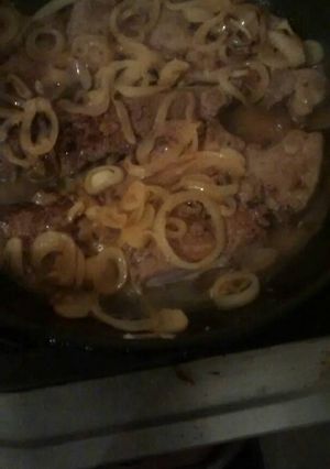 Una foto de Higado encebollado con vinagreta de limón y orégano