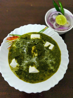 A picture of Palak paneer (english).