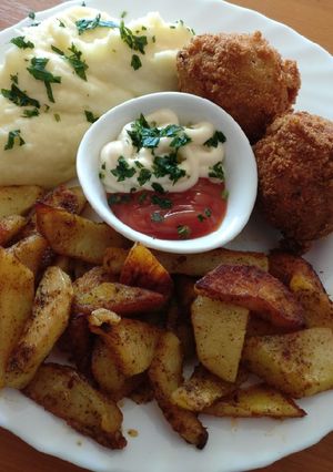 Rántott hagyma, pürével és fűszeres, sült krumplival recept fotója
