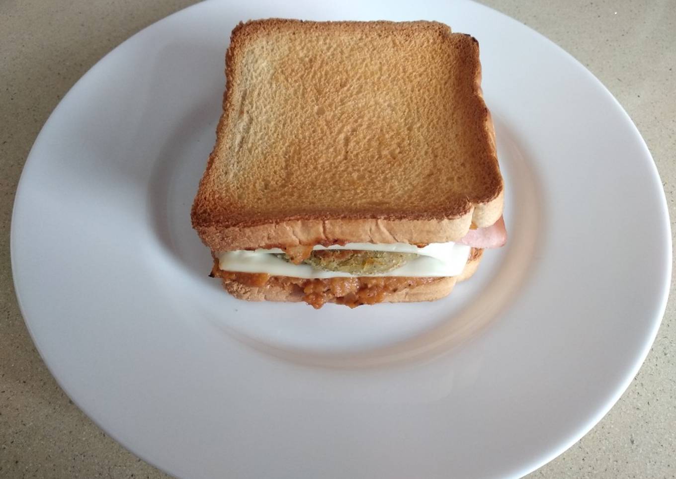 Sándwich de hamburguesa marinera, jamón dulce y queso