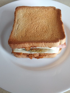 Una foto de Sándwich de hamburguesa marinera, jamón dulce y queso