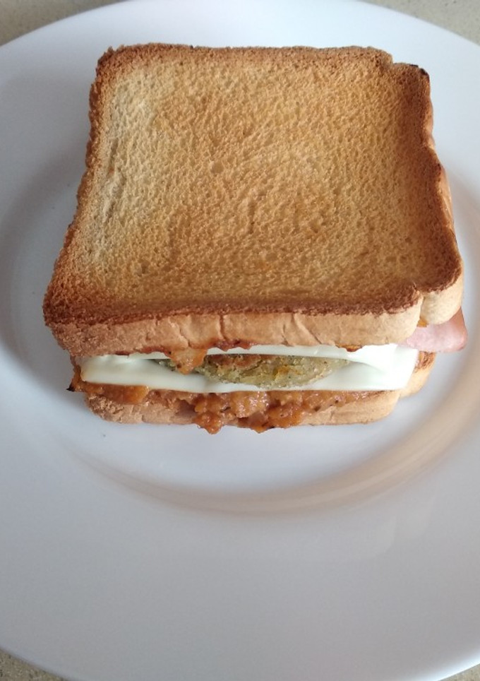 Una foto de Sándwich de hamburguesa marinera, jamón dulce y queso