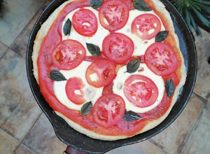 Una foto de Pizza Margarita en sartén 👩‍🍳🍕