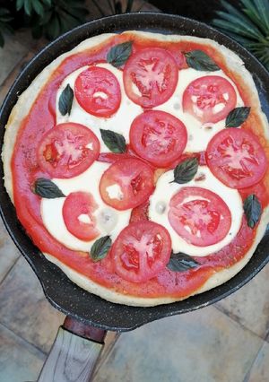 Una foto de Pizza Margarita en sartén 👩‍🍳🍕