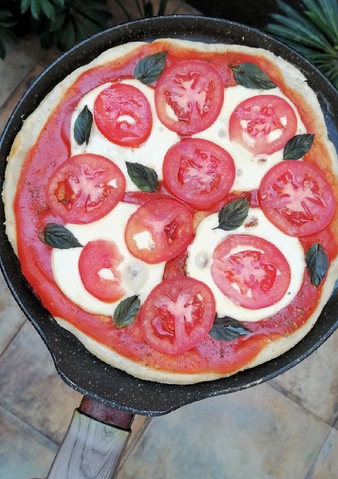 Una foto de Pizza Margarita en sartén 👩‍🍳🍕