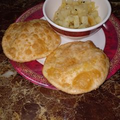 A picture of Daal puri and white potato curry.