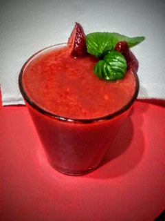 Una foto de Licuado de frutillas, pera y manzana