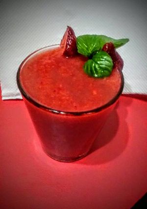 Una foto de Licuado de frutillas, pera y manzana