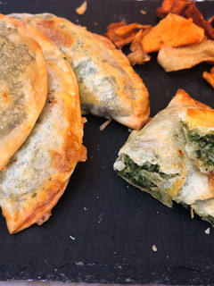 Una foto de Empanadillas de pollo, espinacas y queso horneadas