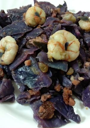 Foto principal de Salteado de lombarda, jamón y gambas