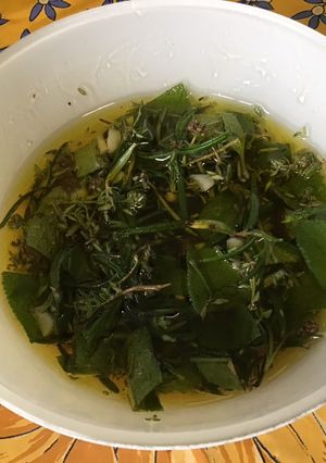 Une photo de Marinade au vinaigre de vin, ail et herbes aromatiques