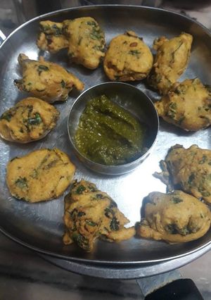 धनिया पत्ती पकोड़े (Dhaniya patti pakode recipe in hindi) रेसिपी मुख्य फोटो