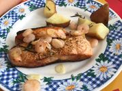 Una foto de salmon al horno con mantequilla