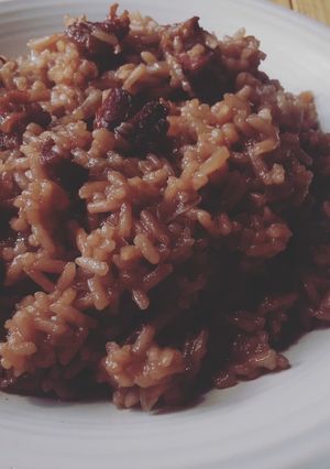 Una foto de Risotto de chorizo y vino tinto