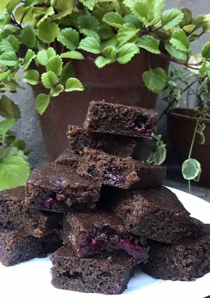 Una foto de Brownie vegano de frambuesa, zucchini y algarroba 🌱