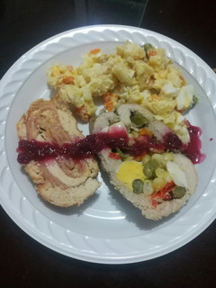 Una foto de Pollo y cerdo rellenos con ensalada rusa