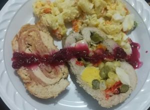 Una foto de Pollo y cerdo rellenos con ensalada rusa