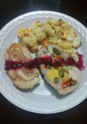 Una foto de Pollo y cerdo rellenos con ensalada rusa