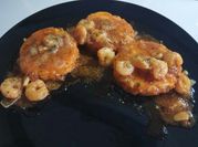 Una foto de merluza con gambas