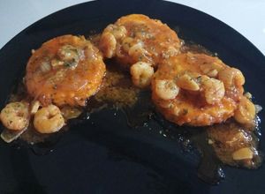 Una foto de Merluza en salsa con gambitas