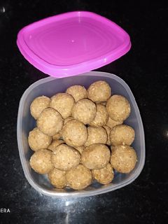 ડ્રાયફ્રુટ ચોકલેટ બોલ(Dryfruit chocolate ball recipe in Gujarati) રેસીપી મુખ્ય ફોટો