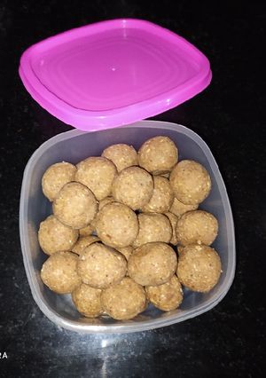 ડ્રાયફ્રુટ ચોકલેટ બોલ(Dryfruit chocolate ball recipe in Gujarati) રેસીપી મુખ્ય ફોટો