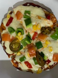 વેજ પિઝા (Veg Pizza Recipe In Gujarati) રેસીપી મુખ્ય ફોટો