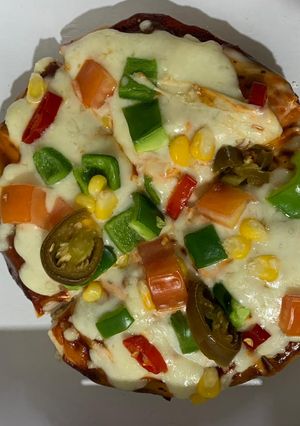 વેજ પિઝા (Veg Pizza Recipe In Gujarati) રેસીપી મુખ્ય ફોટો